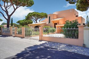 Villa in Vilamoura With Pool Near Beach