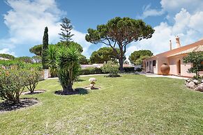 Villa in Vilamoura With Pool Near Beach