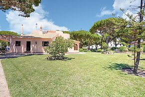 Villa in Vilamoura With Pool Near Beach