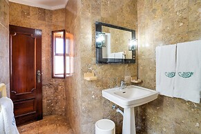 Villa in Vilamoura With Pool Near Beach