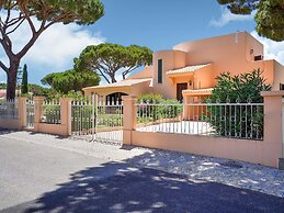 Villa in Vilamoura With Pool Near Beach