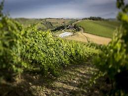 Belvilla by OYO Enticing Apartment With Pool