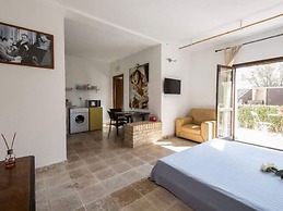 Belvilla by OYO Enticing Apartment With Pool