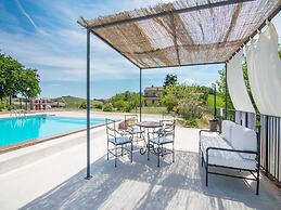 Belvilla by OYO Enticing Apartment With Pool