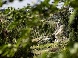 Belvilla by OYO Enticing Apartment With Pool