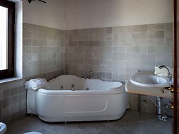 Serene Apartment in Ascoli Piceno with Hot Tub