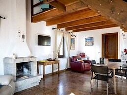 Serene Apartment in Ascoli Piceno with Hot Tub
