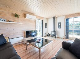 Modern Woodland Retreat-by Traum