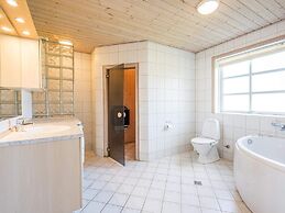 Modern Woodland Retreat-by Traum