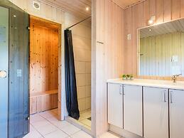 Bright and Spacious Family Retreat-by Traum