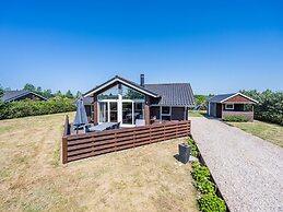 Bright and Spacious Family Retreat-by Traum