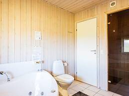 Bright and Spacious Family Retreat-by Traum