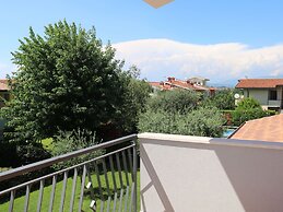 Holiday Apartment near Lake, Shared Swimming Pool