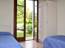 Nice Ground Floor Apartment Located near Peschiera