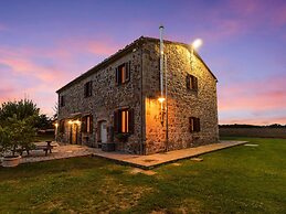 Farmhouse for 16 People in Lazio