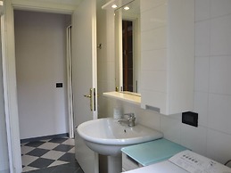 Vibrant Holiday Home in Lazise with Swimming Pool near 2 Lakes