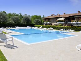 Vibrant Holiday Home in Lazise with Swimming Pool near 2 Lakes