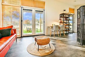 Fantastic Modern Vacation Home With Views