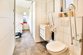 Fantastic Modern Vacation Home With Views