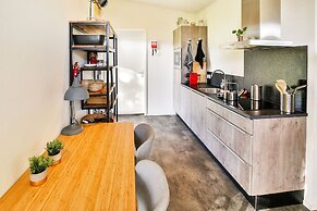 Fantastic Modern Vacation Home With Views