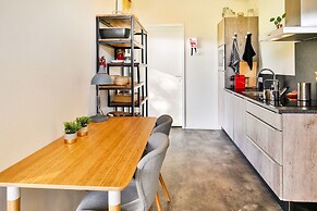 Fantastic Modern Vacation Home With Views