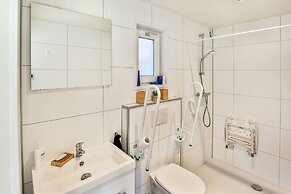 Fantastic Modern Vacation Home With Views