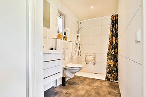 Fantastic Modern Vacation Home With Views