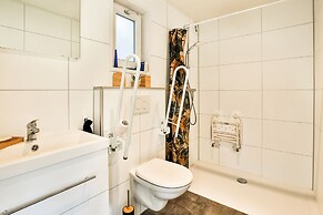 Fantastic Modern Vacation Home With Views