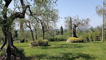 Belvilla by OYO Beautiful Farmhouse With Garden