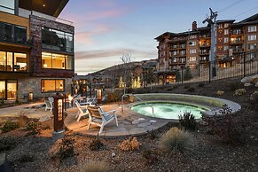 Ski in/out Modern 2BR Residence in Canyons Village by RedAwning - Save