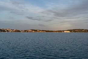 Amazing 2-bedroom Apartment Close to all Amenities