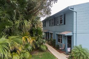 New Smyrna Beach Townhouse/flagler Ave/beach/walk Everywhere and Pet F