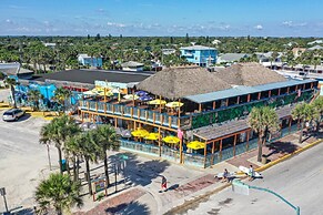 New Smyrna Beach Townhouse/flagler Ave/beach/walk Everywhere and Pet F