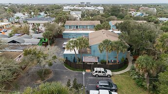 New Smyrna Beach Townhouse/flagler Ave/beach/walk Everywhere and Pet F