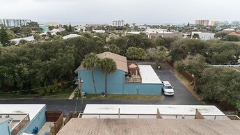 New Smyrna Beach Townhouse/flagler Ave/beach/walk Everywhere and Pet F