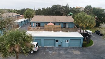 New Smyrna Beach Townhouse/flagler Ave/beach/walk Everywhere and Pet F