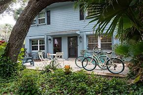 New Smyrna Beach Townhouse/flagler Ave/beach/walk Everywhere and Pet F