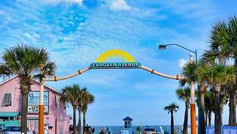 New Smyrna Beach Townhouse/flagler Ave/beach/walk Everywhere and Pet F