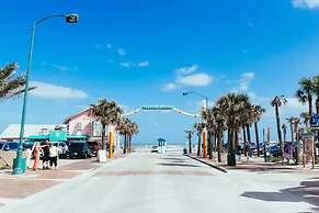 New Smyrna Beach Townhouse/flagler Ave/beach/walk Everywhere and Pet F