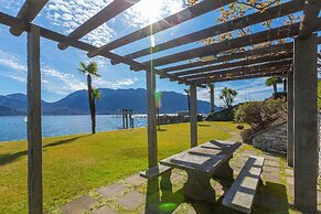 Blu Lake Apartment on Ghiffa Beach