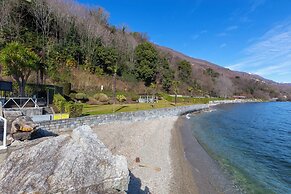 Blu Lake Apartment on Ghiffa Beach