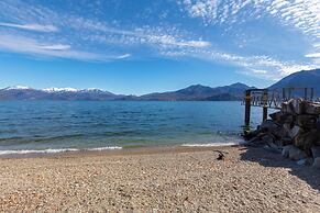 Blu Lake Apartment on Ghiffa Beach