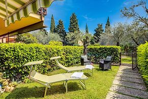 Borgo Degli Ulivi shared pool- 200m lake