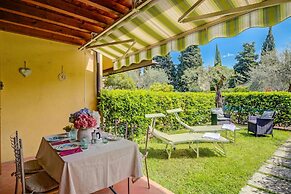 Borgo Degli Ulivi shared pool- 200m lake