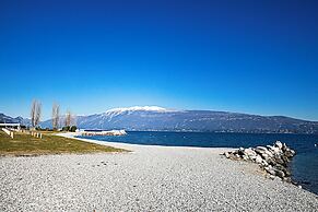 Borgo Degli Ulivi shared pool- 200m lake