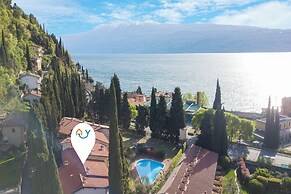 Borgo Degli Ulivi shared pool- 200m lake