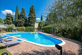 Borgo Degli Ulivi shared pool- 200m lake