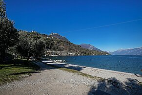 Borgo Degli Ulivi shared pool- 200m lake