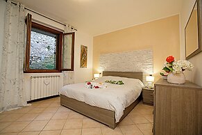 Borgo Degli Ulivi shared pool- 200m lake