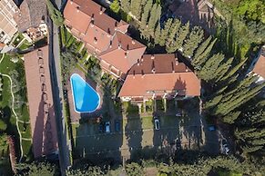 Borgo Degli Ulivi shared pool- 200m lake